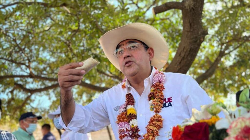 Él es el gobernador de Puebla Sergio Salomón Céspedes