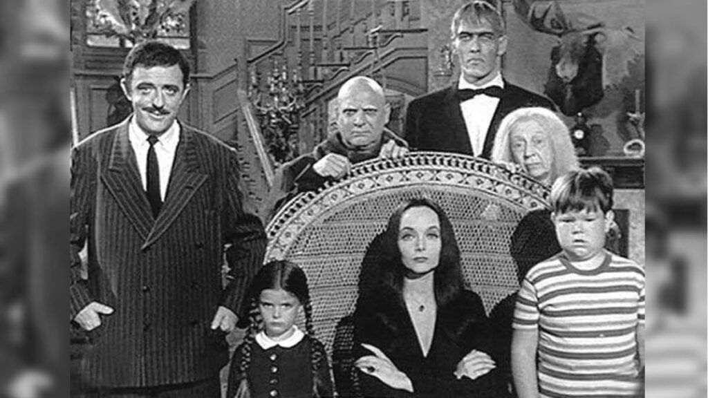 Elenco de 'La familia Adams' de 1964.