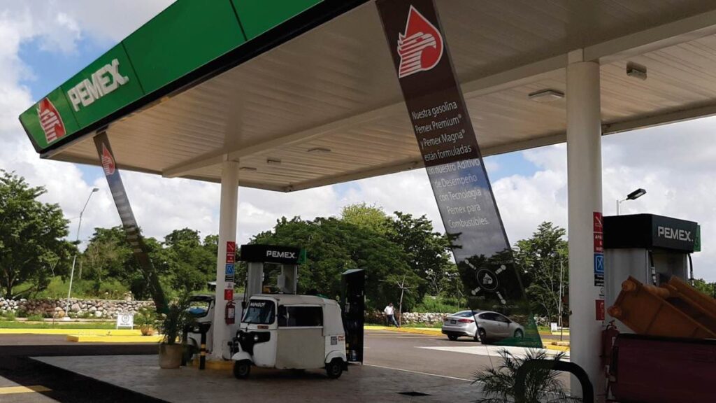 Trabajadores de gasolinera Pemex despachan combustible en Yucatán