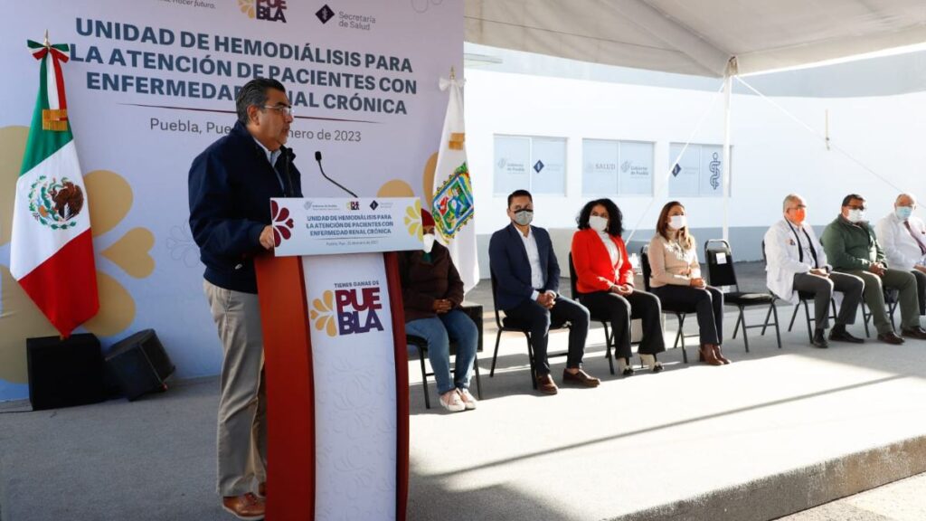 Sergio Salomón en ceremonia de inauguración de Unidad de hemodiálisis.
