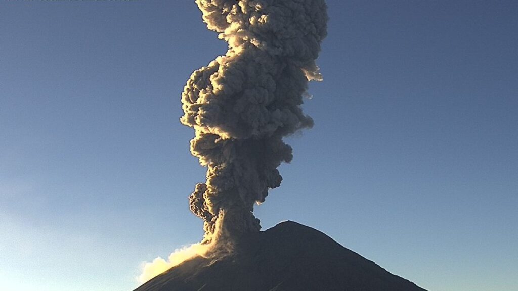 Volcán Popocatépetl con fumarola de ceniza.