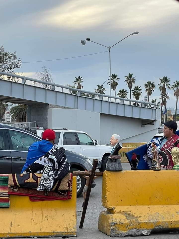 Vendedores de alcancías en Tijuana