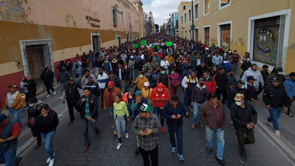 Antorchistas marchan en Centro Histórico de Puebla contra la verificación vehicular.