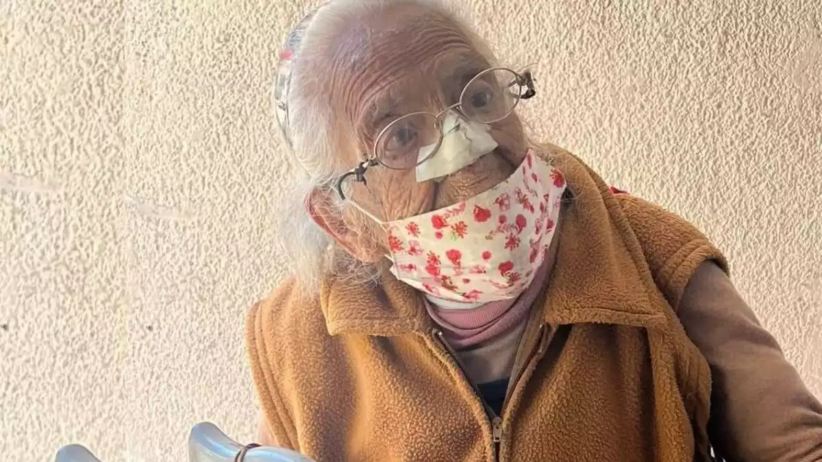A sus 90 años, Marina vive de la venta de mandiles, pero Marcelina e Ismael le roban su dinero