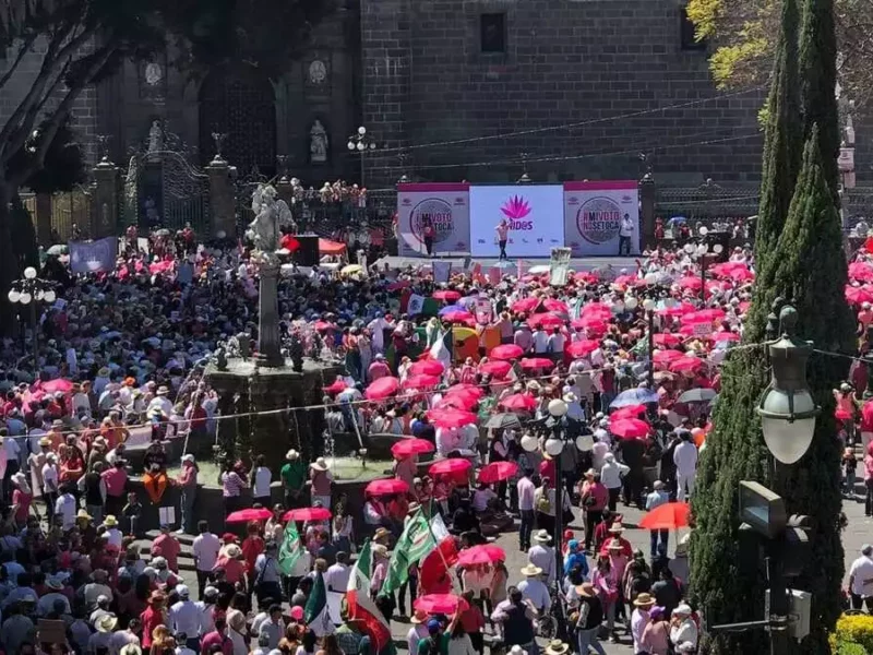 Así se llenó el Zócalo de Puebla en marcha en defensa del INE