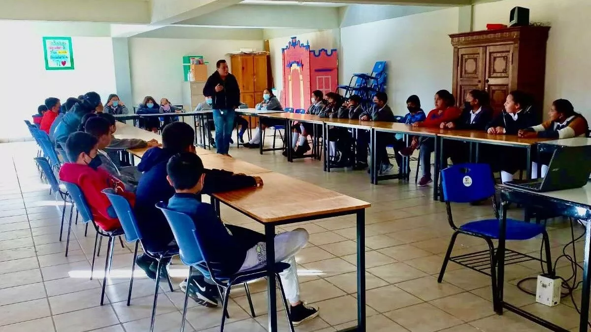 Concientizan sobre cuidado de mascotas, en escuelas de Tlatlauquitepec