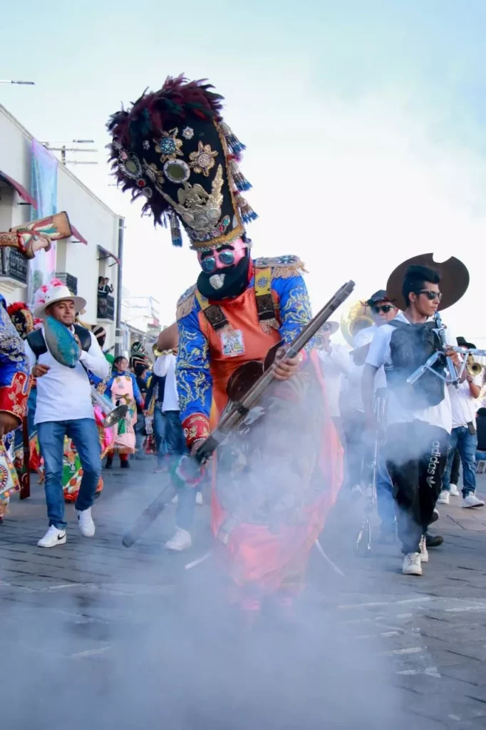 Danzante con colorido traje en el Carnaval 2023 de Huejotzingo