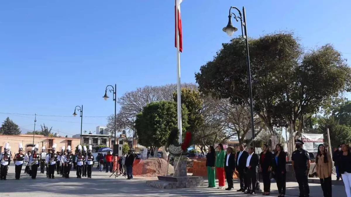 Encabeza Mario de la Rosa ceremonia en Amozoc, por el Día de la Bandera