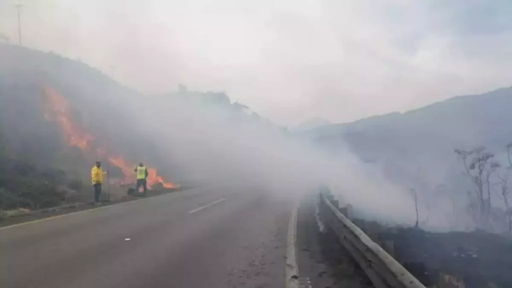 Incendio forestal provoca poca visibilidad en la Puebla-Orizaba