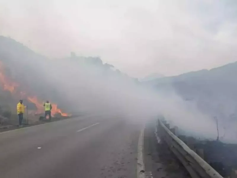 Incendio forestal provoca poca visibilidad en la Puebla-Orizaba