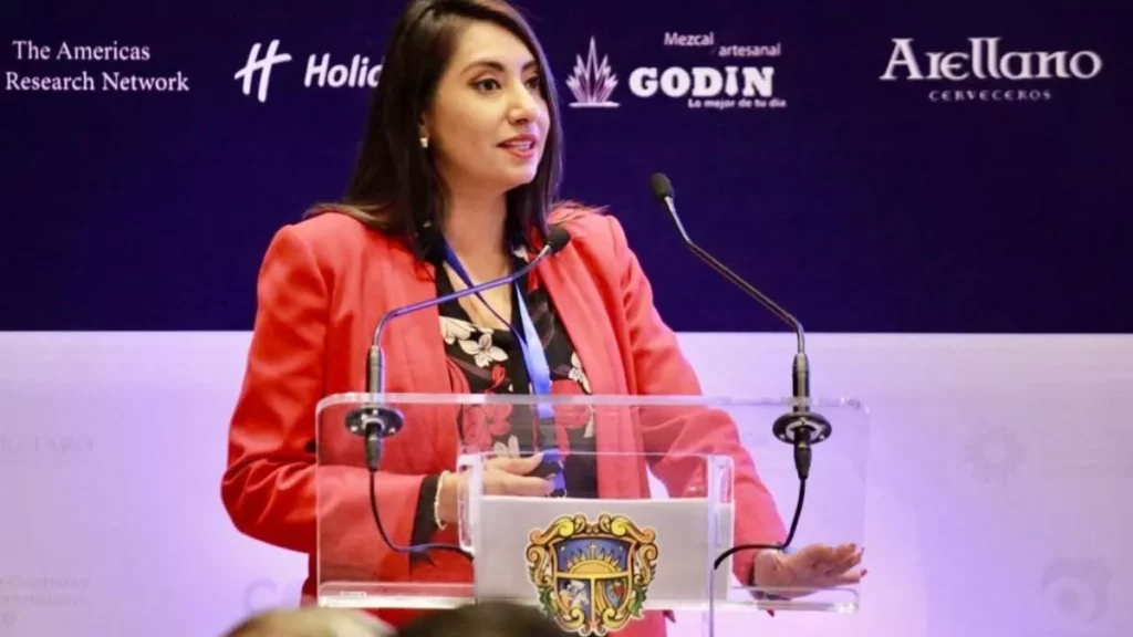La alcaldesa Angélica Alvarado en su participación en el foro