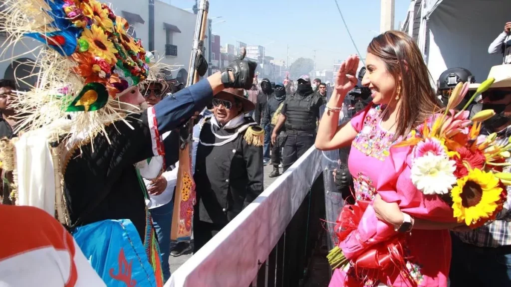 La presidenta municipal Angélica Alvarado presencia el tercer día de carnaval en Huejotzingo