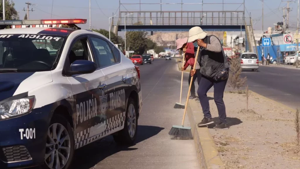 Personal realizando trabajos de limpieza