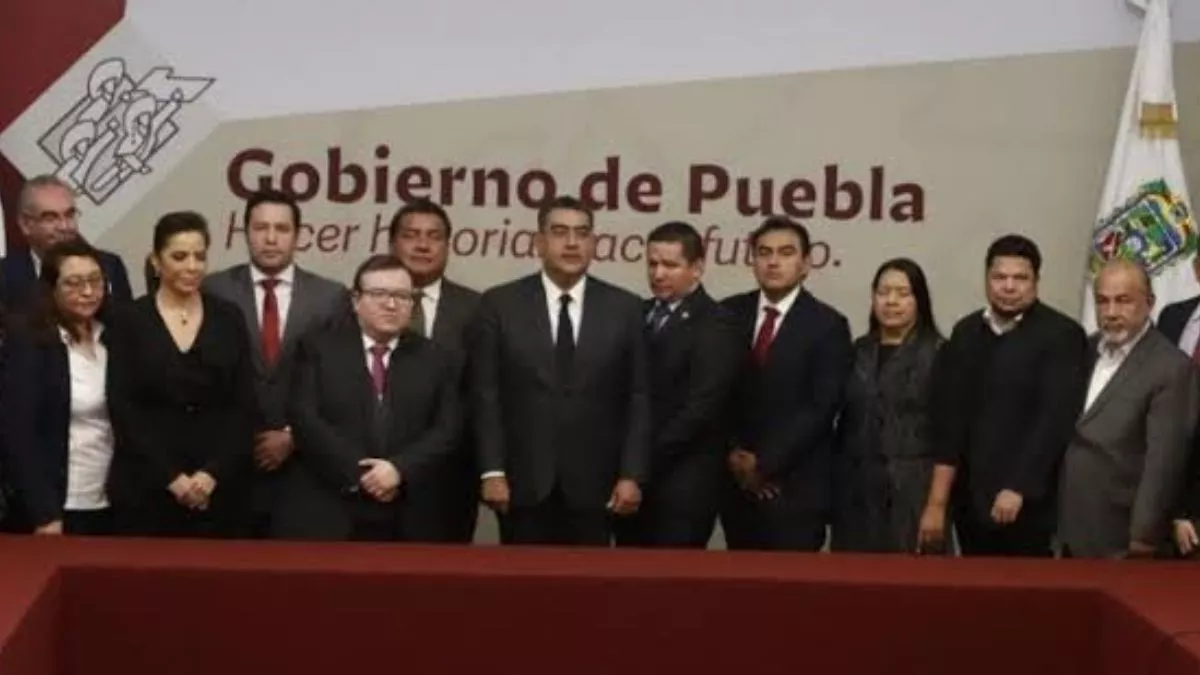 Sergio Salomón y su gabinete en Puebla