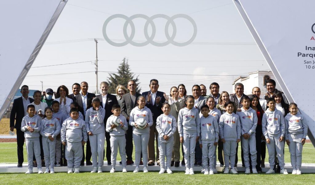 Sergio Salomón y directivos de Audi en inauguración de parque