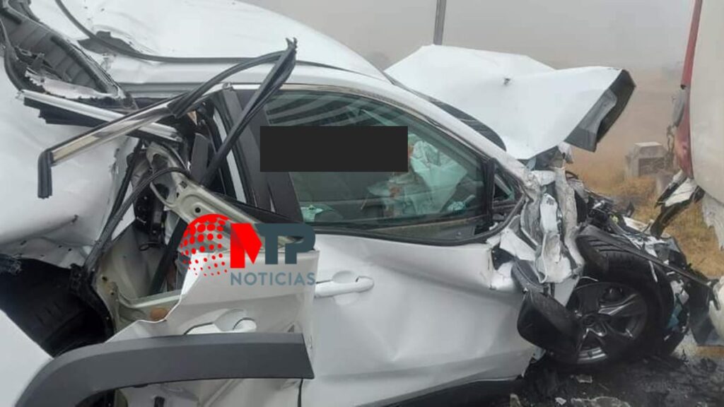 Auto destrozado en la parte frontal en la Puebla-Orizaba