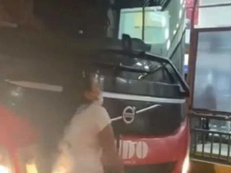 Chofer de ADO avienta autobús a mujer que pide favor de dejarla abordar