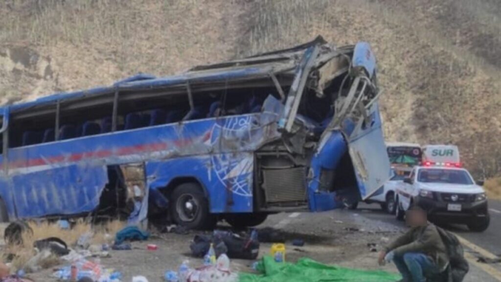 Colombianos y venezolanos viajaban en autobús volcado en la Cuacnopalan-Oaxaca; van dos muertos