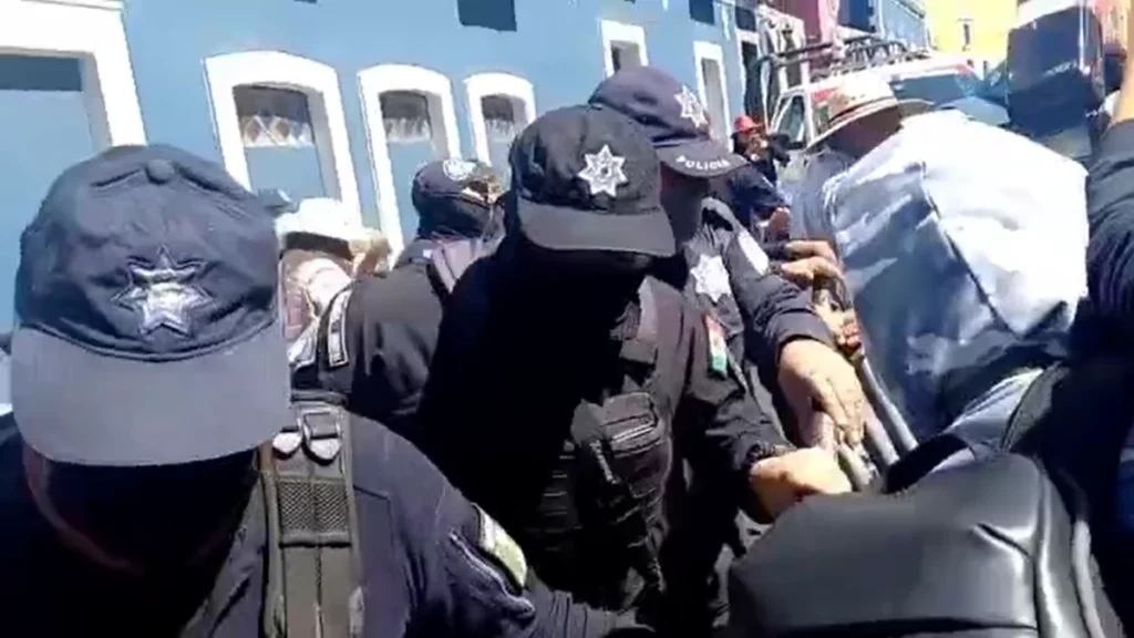 Denuncian a manifestantes por agresión a policía e investigan golpes contra fotorreportera en Puebla