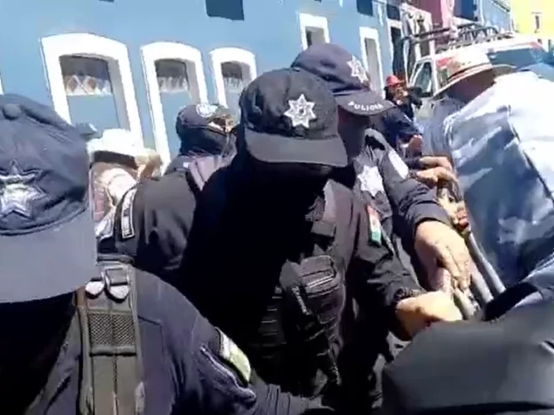 Denuncian a manifestantes por agresión a policía e investigan golpes contra fotorreportera en Puebla