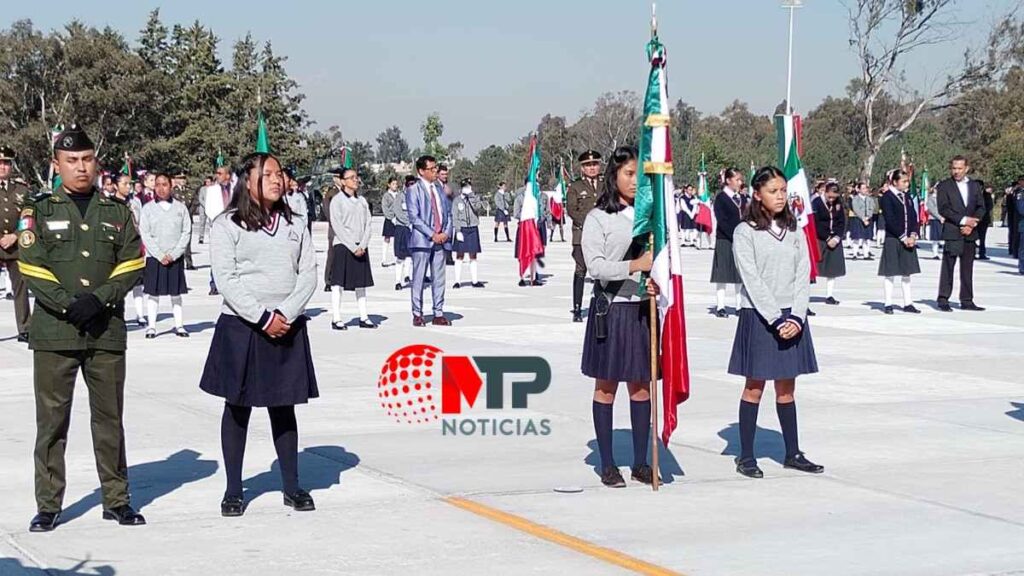 Día de la Bandera en Puebla: niñas se desmayan durante ceremonia