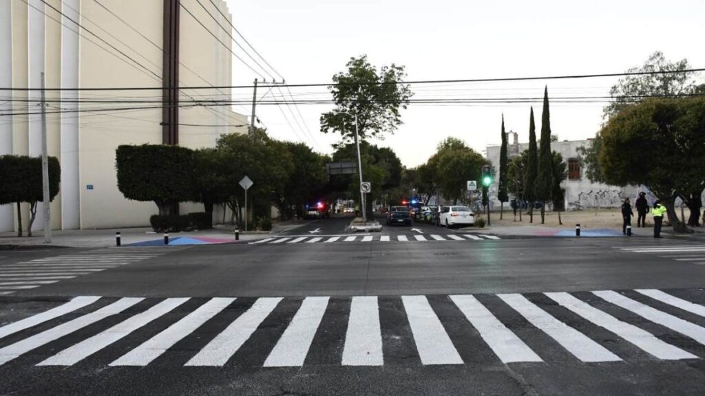 Balizamiento en avenida de Puebla capital.