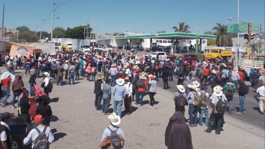 Habitantes de Coyomeapan bloquean carretera a Chilac, exigen liberación de un activista