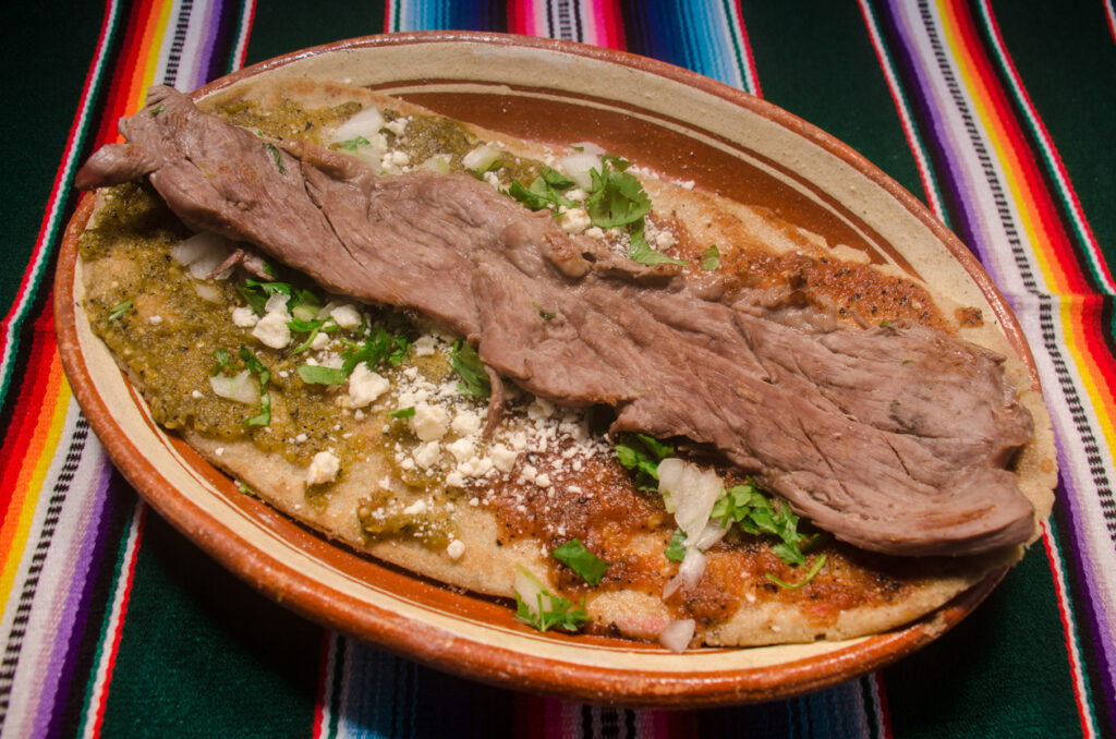 Huarache mexicano con carne asada