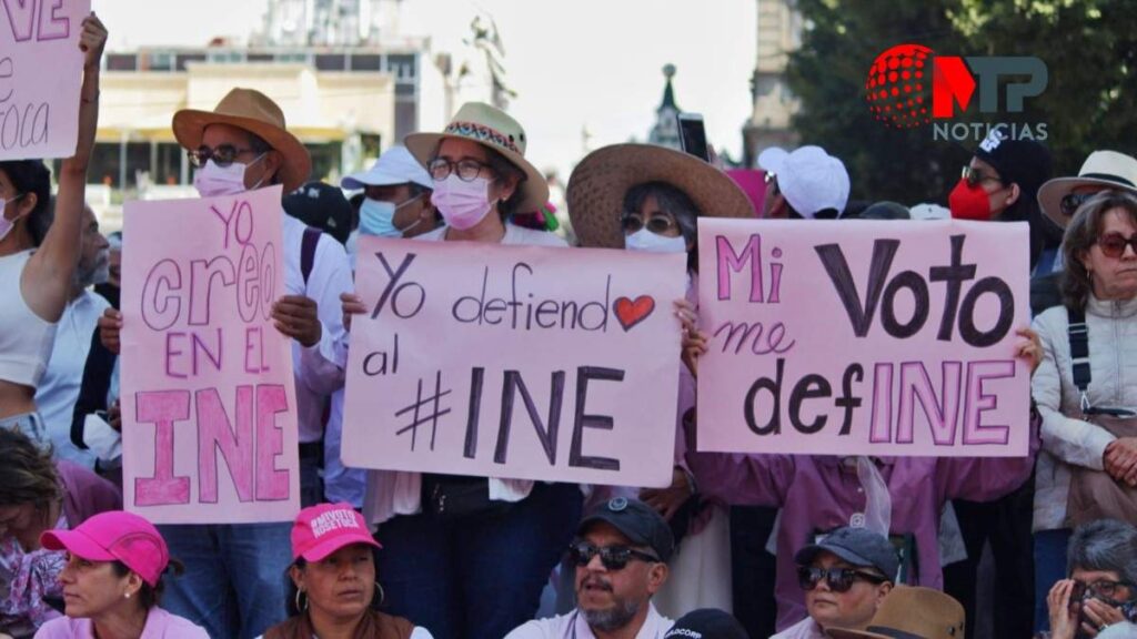 Marcha en defensa del INE en Puebla: políticos y activistas salen a las calles
