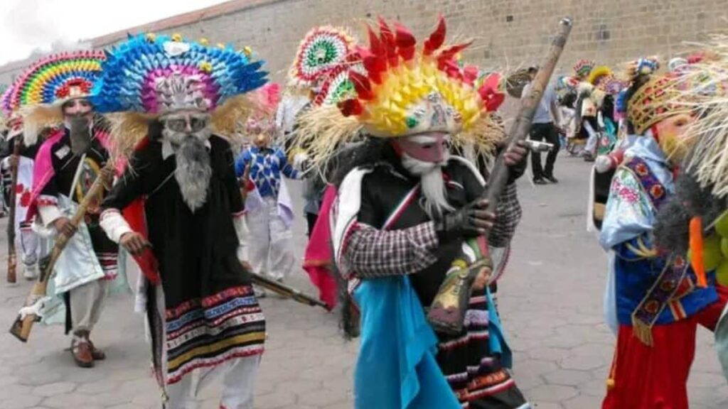 Huehues durante Carnaval de Huejotzingo en Puebla.