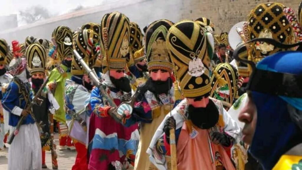 Disfrazados de moros en Carnaval de Huejotzingo, Puebla.