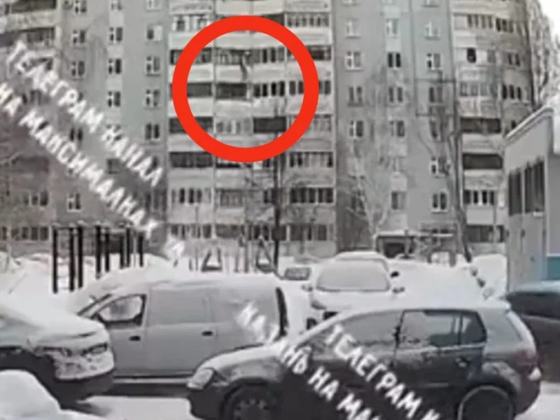 Mujer se lanza de sexto piso y se levanta como si nada en Rusia