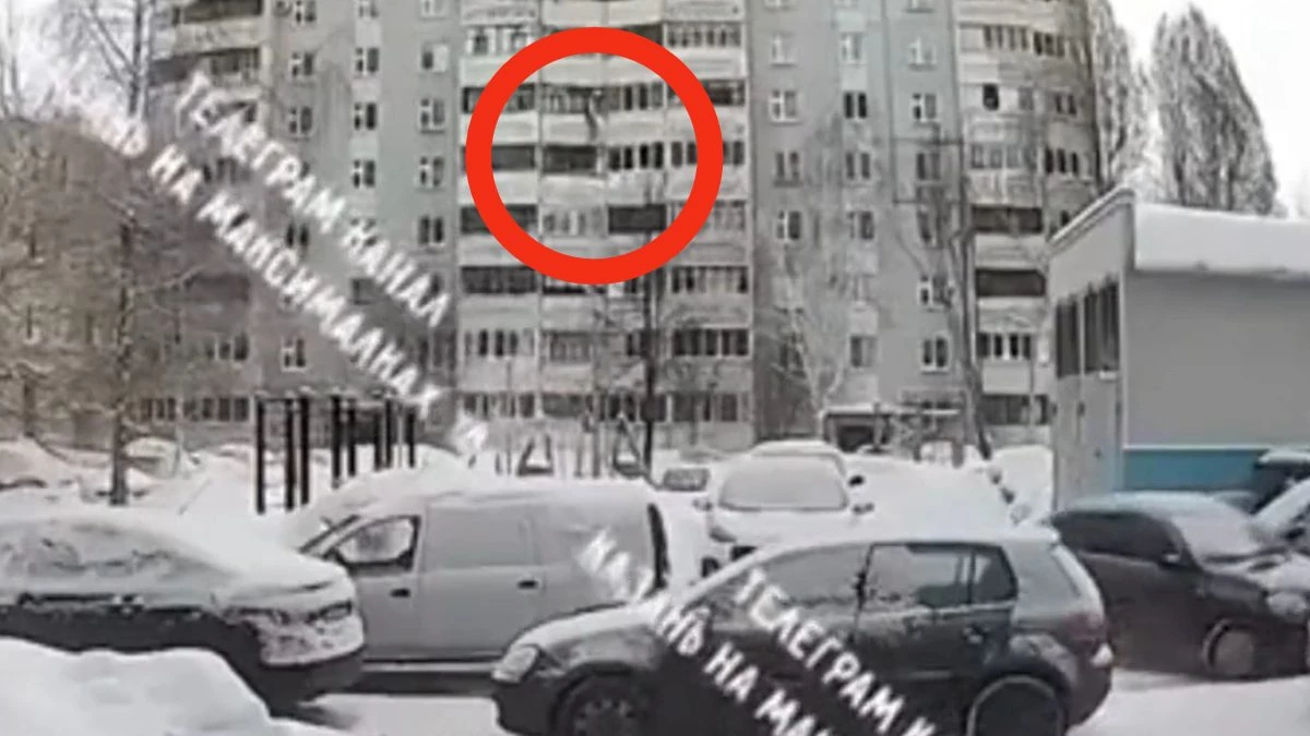 Mujer se lanza de sexto piso y se levanta como si nada en Rusia