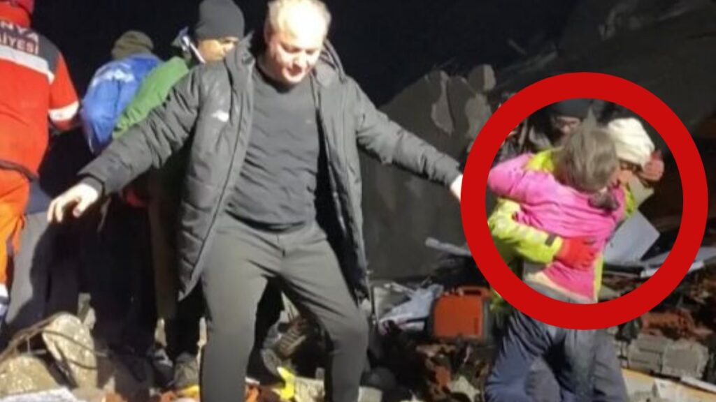 Rescatistas que salvaron a niña bajo escombros en Turquía.