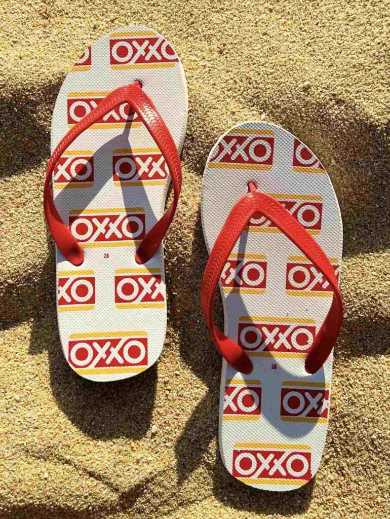 ¿Se te olvidaron tus sandalias? Conoce las 'Oxxo chanclas', el nuevo calzado de moda