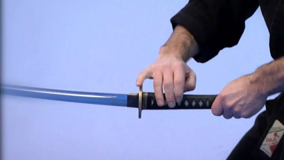 "Solo quería asustarlo": por error padre mata a su hijo con una espada samurái