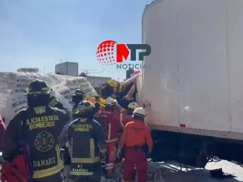 Una persona prensada deja choque de camiones en la México-Puebla