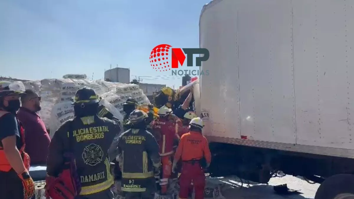 Una persona prensada deja choque de camiones en la México-Puebla