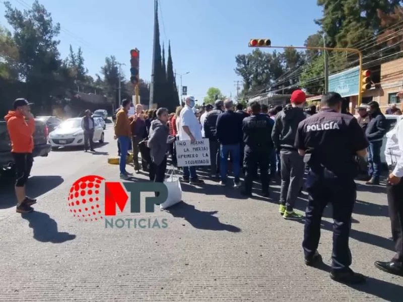 Pobladores de San Andrés Cholula cierran calzada Zavaleta, protestan por retiro de reja