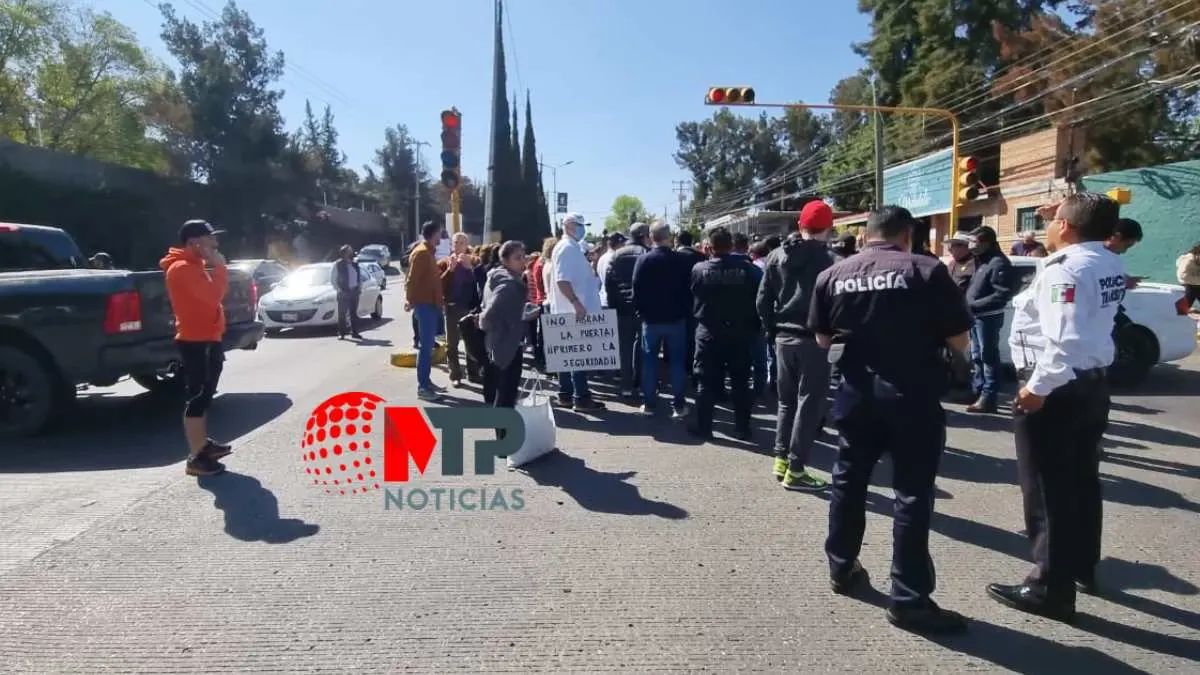 Pobladores de San Andrés Cholula cierran calzada Zavaleta, protestan por retiro de reja