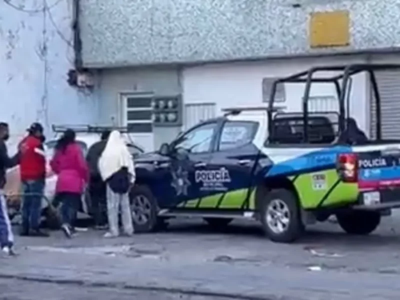 Policía municipal choca contra auto y atropella a estudiante de secundaria en Puebla
