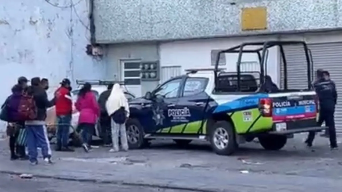 Policía municipal choca contra auto y atropella a estudiante de secundaria en Puebla