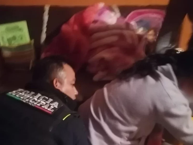 Policías municipales ayudan a mujer en labor de parto en Puebla