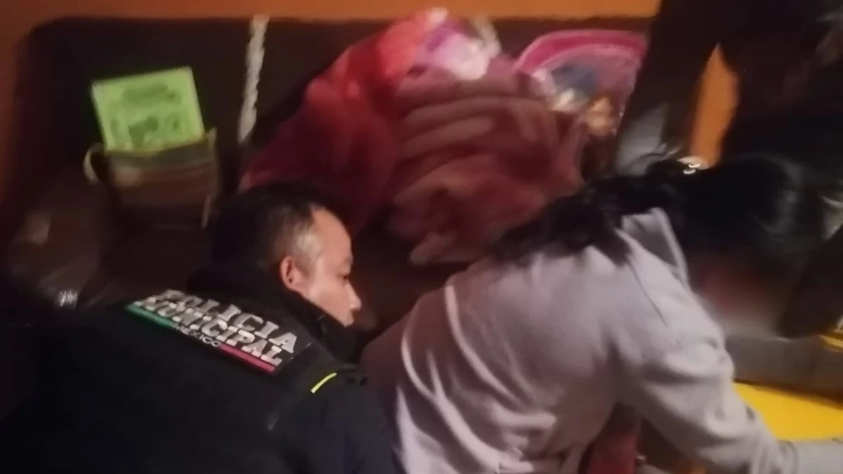 Policías municipales ayudan a mujer en labor de parto en Puebla