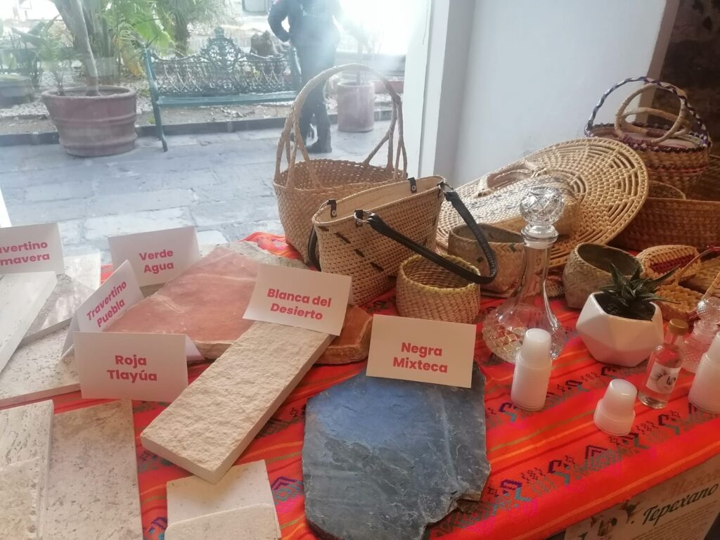 Productos de palma en la Feria de Tepexi