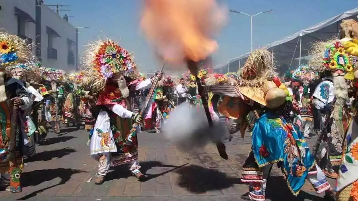 Buscan prohibir uso de mosquetones en carnavales de Puebla, tras asesinato de menor en Huejotzingo