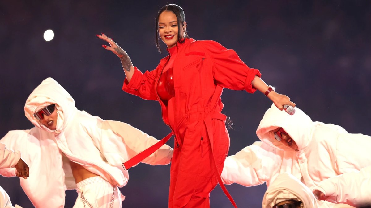 ¿Rihanna está embarazada? Así se presentó en el Súper Bowl