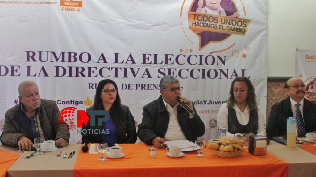 Salvador Torres, aspirante a dirigencia de SNTE sección 51 en rueda de prensa rumbo a la elección de la directiva.