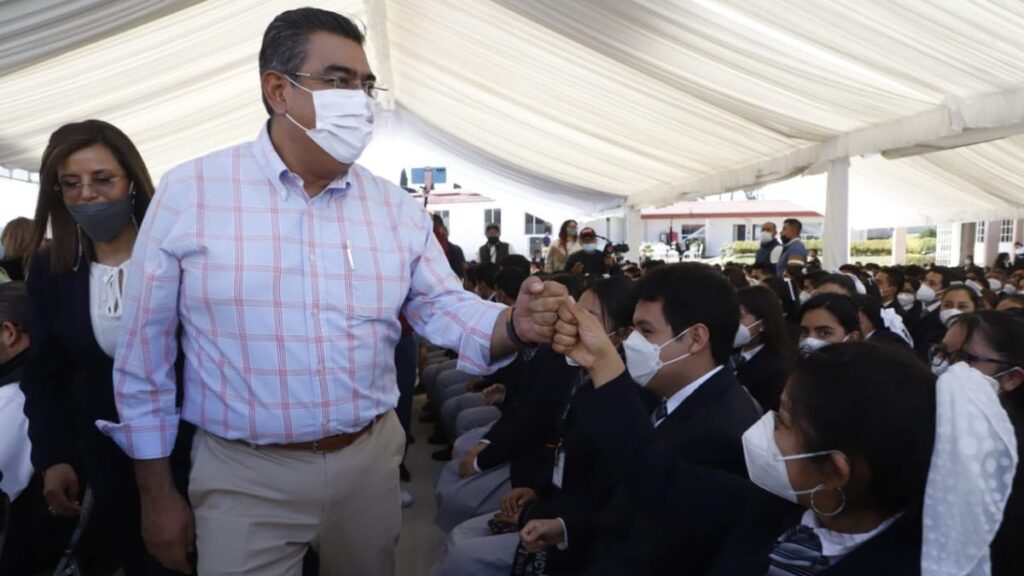 Sergio Salomón saluda a alumnos de la Escuela Normal de Zacatlán