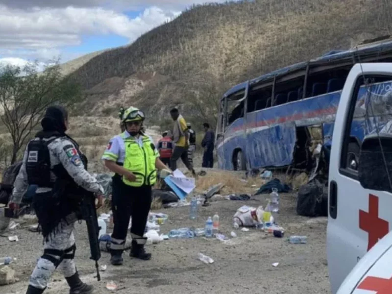 Aún no identifican a migrante muerto en volcadura en Puebla
